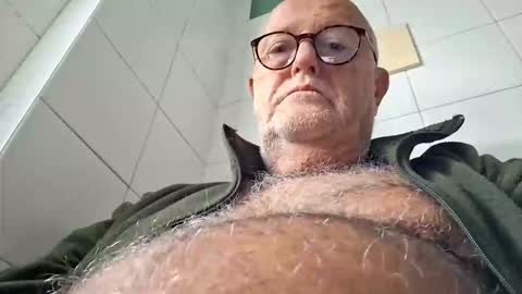 Snapshot of giutomma930394 chatting on October 16, 7:41 am giutomma930394 online show from October 16, 7:41 am
