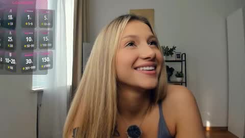 Snapshot of glossybabe_ chatting on September 30, 8:25 am Cherry online show from September 30, 8:25 am