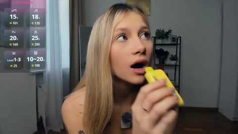 Snapshot of glossybabe_ chatting on October 3, 7:38 am Cherry online show from October 3, 7:38 am
