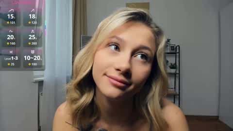 Snapshot of glossybabe_ chatting on October 6, 7:37 am Cherry online show from October 6, 7:37 am