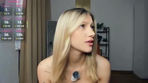 Snapshot of glossybabe_ chatting on October 13, 7:21 am Cherry online show from October 13, 7:21 am