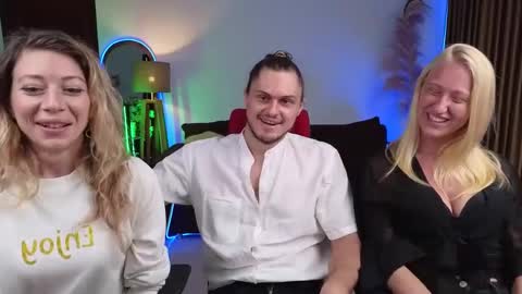 Snapshot of goddess_marylin chatting on December 7, 3:20 am   330 UTC2 girls   online show from December 7, 3:20 am