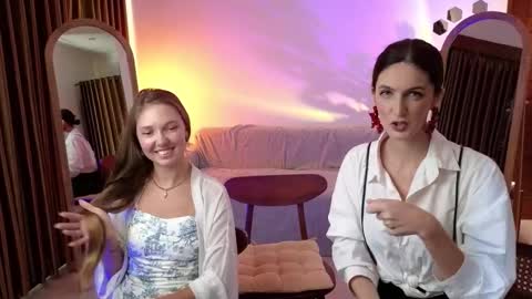 Snapshot of goddess_marylin chatting on October 15, 3:54 am   330 UTC2 girls   online show from October 15, 3:54 am