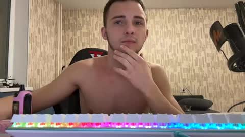 Snapshot of golden_boyyy21 chatting on February 19, 5:06 pm Golden boyyy21 online show from February 19, 5:06 pm