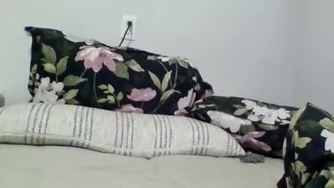 lightskingirl19 online show from April 10, 7:24 am