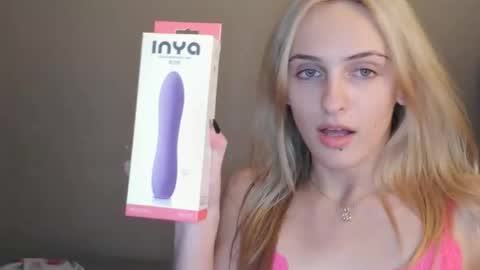 goodgirlliv online show from November 18, 4:15 am