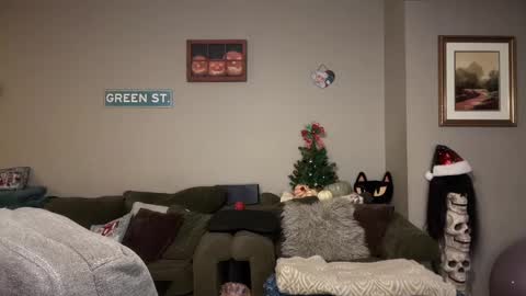 Snapshot of greenxxxqueen chatting on December 15, 9:03 am SexQueen Nikki online show from December 15, 9:03 am