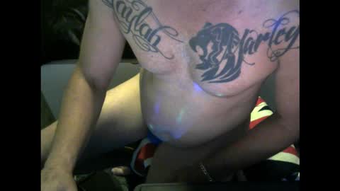 YOUNEEKWAYSTOPLEASEYOU online show from March 4, 8:50 pm