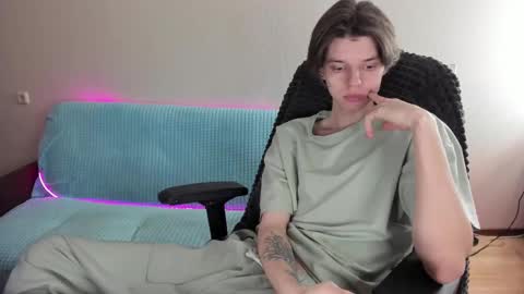 Snapshot of guy_liam1 chatting on February 13, 2:20 pm guy_liam1 online show from February 13, 2:20 pm