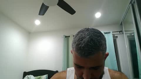 Snapshot of h0nest84 chatting on October 20, 1:43 am h0nest84 online show from October 20, 1:43 am