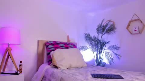 Hadid online show from April 7, 9:39 pm