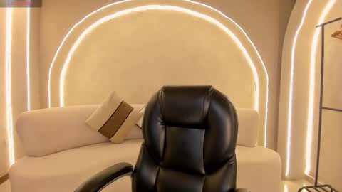 Hailey online show from January 8, 5:30 pm