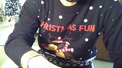 Snapshot of hairydaduncut chatting on December 24, 2:54 pm hairydaduncut online show from December 24, 2:54 pm