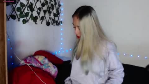 Snapshot of hallie_cam2 chatting on October 5, 9:00 pm HALLIE online show from October 5, 9:00 pm