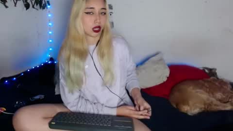 Snapshot of hallie_cam2 chatting on September 17, 8:12 pm HALLIE online show from September 17, 8:12 pm