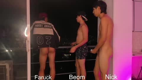 Snapshot of handsomeboys19 chatting on September 13, 3:42 am leonardfarrucknick and otis online show from September 13, 3:42 am