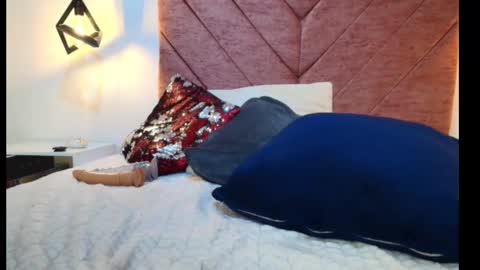  H A N N A  online show from February 13, 8:23 pm