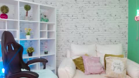 Hannah  online show from December 5, 11:52 am