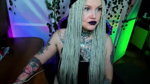 Hannah online show from November 23, 10:30 pm