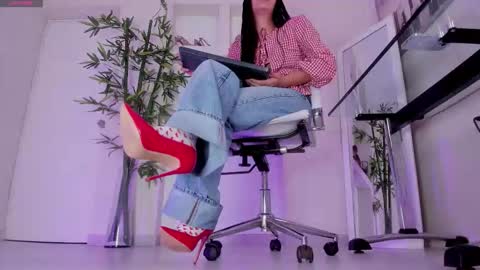 HANNAH HOWELL online show from December 22, 10:00 am