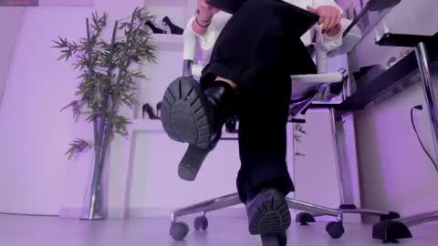 HANNAH HOWELL online show from April 24, 9:55 am