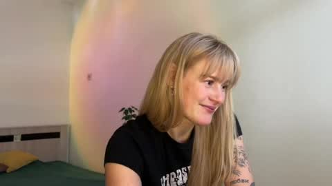 hannah levis  online show from April 9, 9:37 am