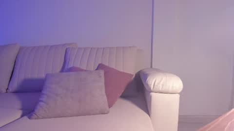 Hannah  online show from July 9, 11:25 am
