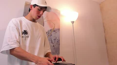  H  K   online show from October 17, 3:43 am