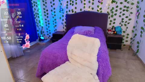 HAZEL LYNN ROSS online show from December 7, 2:52 pm