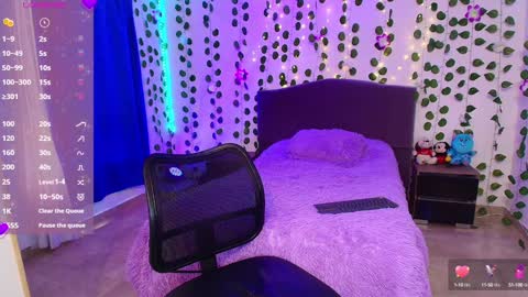 HAZEL LYNN ROSS online show from December 3, 3:50 pm