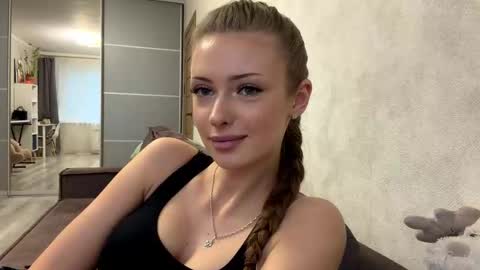 Mona online show from December 4, 9:20 am