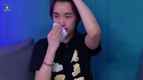 HEEJIN online show from April 14, 8:12 pm