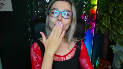 Snapshot of heidi_pleasure chatting on October 21, 4:50 am Heidi online show from October 21, 4:50 am