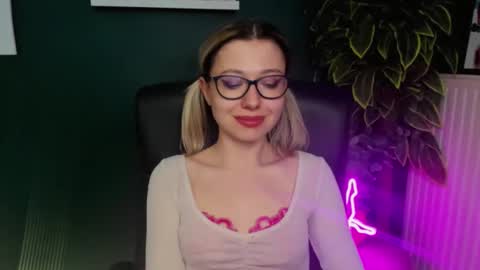 Snapshot of heidi_pleasure chatting on March 12, 12:04 pm Heidi online show from March 12, 12:04 pm