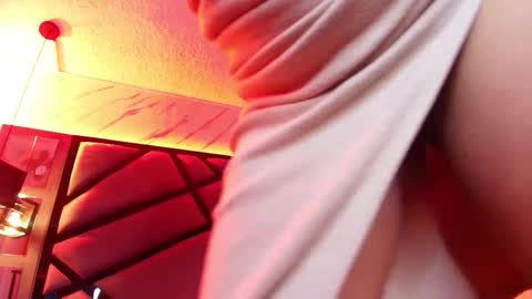 Snapshot of helenjoness_ chatting on September 11, 1:34 pm online show from September 11, 1:34 pm