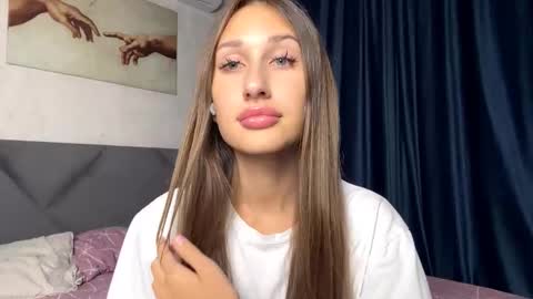 Snapshot of helenjoyne chatting on October 2, 12:48 pm Chloe online show from October 2, 12:48 pm