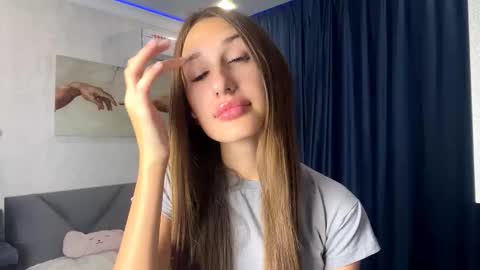 Snapshot of helenjoyne chatting on September 25, 9:27 am Chloe online show from September 25, 9:27 am