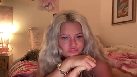 hellokittyluverr online show from January 13, 4:20 am