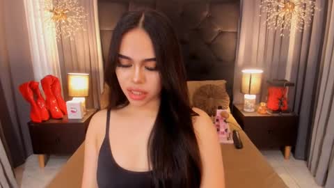 Snapshot of hennessygoddess69 chatting on January 25, 12:17 am HENNESSY online show from January 25, 12:17 am