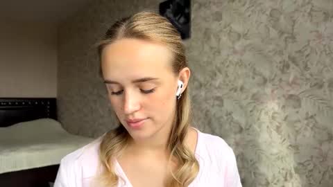 Snapshot of hermiladziekan chatting on September 17, 8:40 am Sylvia online show from September 17, 8:40 am