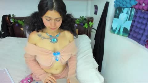 hesttia_ online show from April 10, 9:52 pm