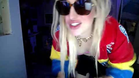 heysiriandstevejobs online show from February 28, 10:20 am