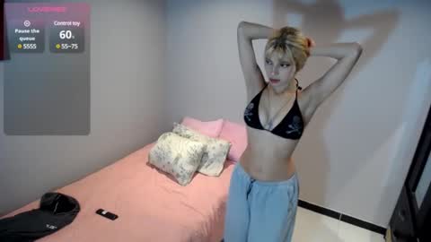 Snapshot of hi_scarlett chatting on January 4, 9:43 am hi_scarlett online show from January 4, 9:43 am