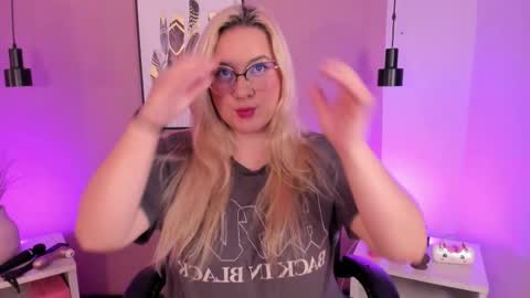 Snapshot of hollie_joliie chatting on October 17, 12:31 pm Hollie online show from October 17, 12:31 pm