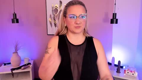 Snapshot of hollie_joliie chatting on October 7, 12:12 pm Hollie online show from October 7, 12:12 pm