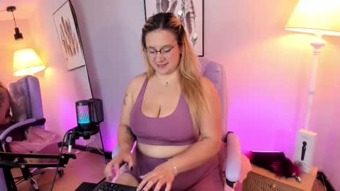 Hollie online show from February 24, 12:52 pm