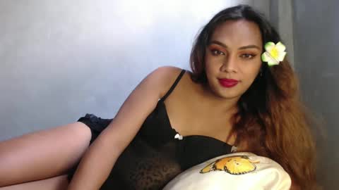holliescarlet online show from December 9, 6:01 am