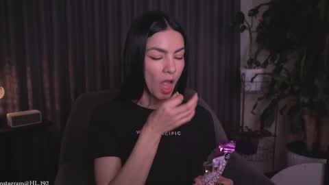 Holly Linder online show from April 15, 1:42 am