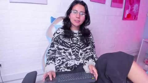 hollypeach_ online show from January 11, 10:05 pm