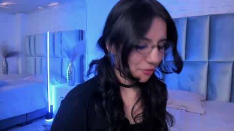 hollypeach_ online show from May 18, 7:53 pm